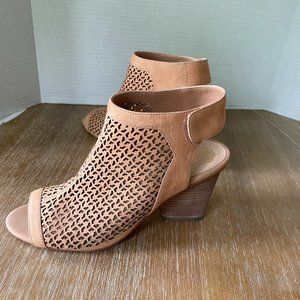 Vince Camuto Dastana Bootie Peep Toe Heel sandy nubuck Leather 8.5M